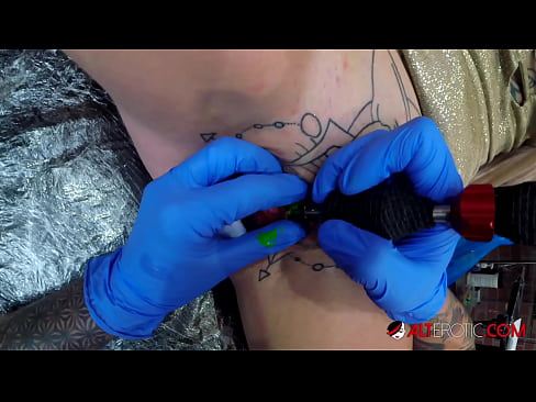 ❤️ Extremamente tatuada, a brasa Sully Savage fez uma tatuagem em seu clítoris ️ Porno real vídeo em porno pt-br.high-pass.ru ﹏